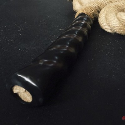 Corda bege com cabo preto ondulado sobre superfície escura