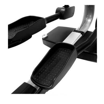 Equipamento de exercício com pedais antiderrapantes pretos e estrutura metálica prateada