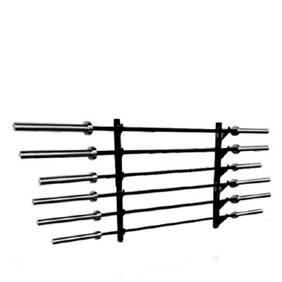 Seis barras olímpicas de metal num suporte negro