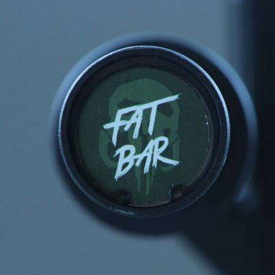 Produto redondo com texto FAT BAR em verde e branco.