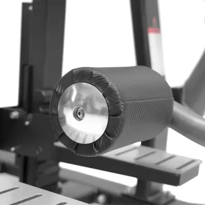 Rolo de apoio acolchoado preto com extremidade metálica prateada numa estrutura metálica cinza.