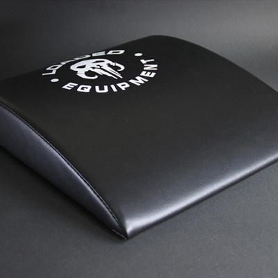 Almofada de apoio preta com texto usado como equipamento