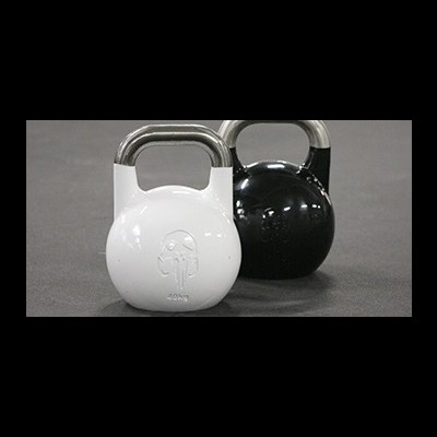 Dois kettlebells em metal, um branco com logo e peso 40LB, outro preto, em piso escuro