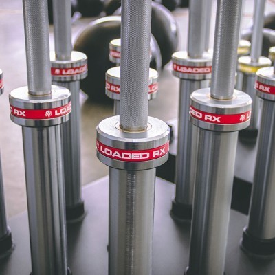 Barras olímpicas LOADED RX em suporte no ginásio