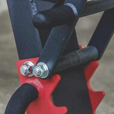 Parte de aparelho de exercício preto com suporte vermelho e punhos antiderrapantes