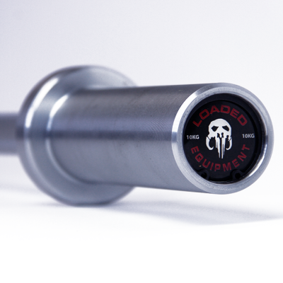 Halter de metal prateado com logotipo de caveira preta e texto 