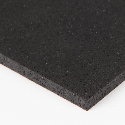 Placa preta fina com textura rugosa sobre fundo branco