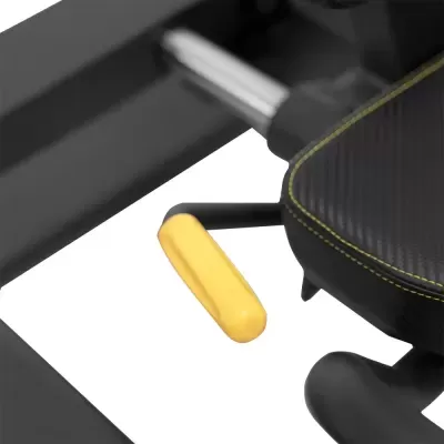 Cadeira de escritório preta com costura amarela e alavanca amarela