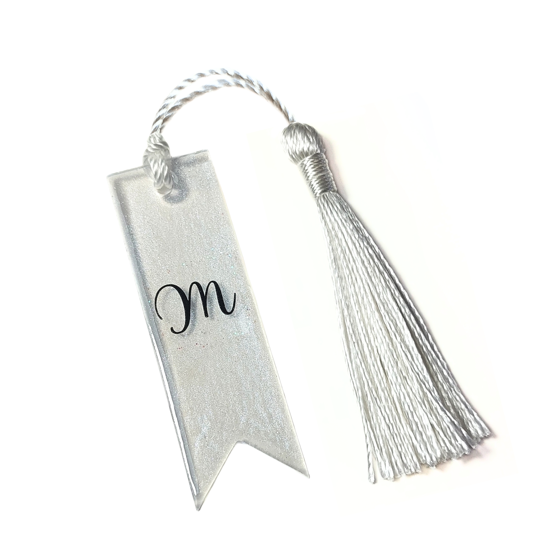 Marcador de livros em resina transparente com inicial M e franja branca