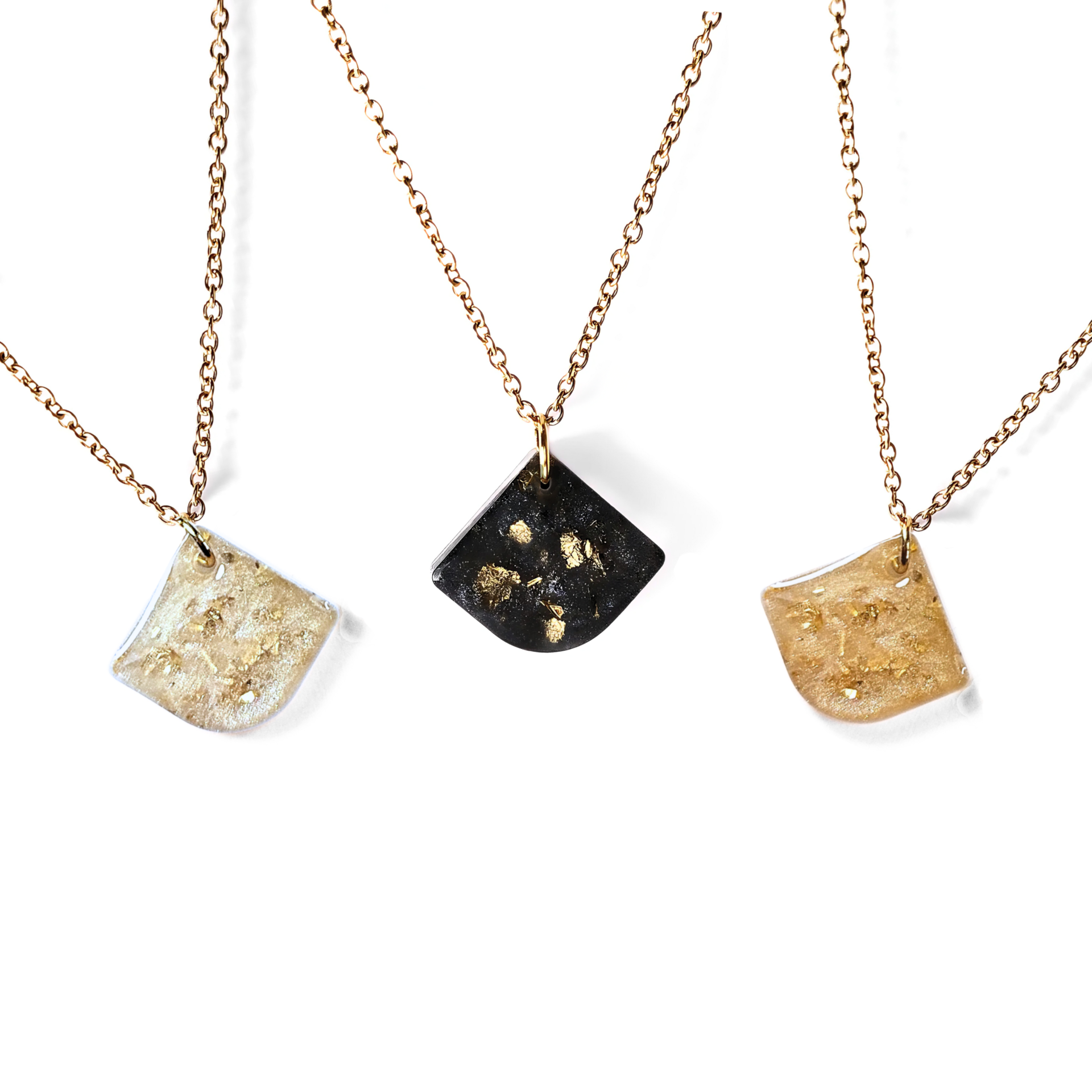 Três colares com pendentes quadrados em resina com flocos dourados