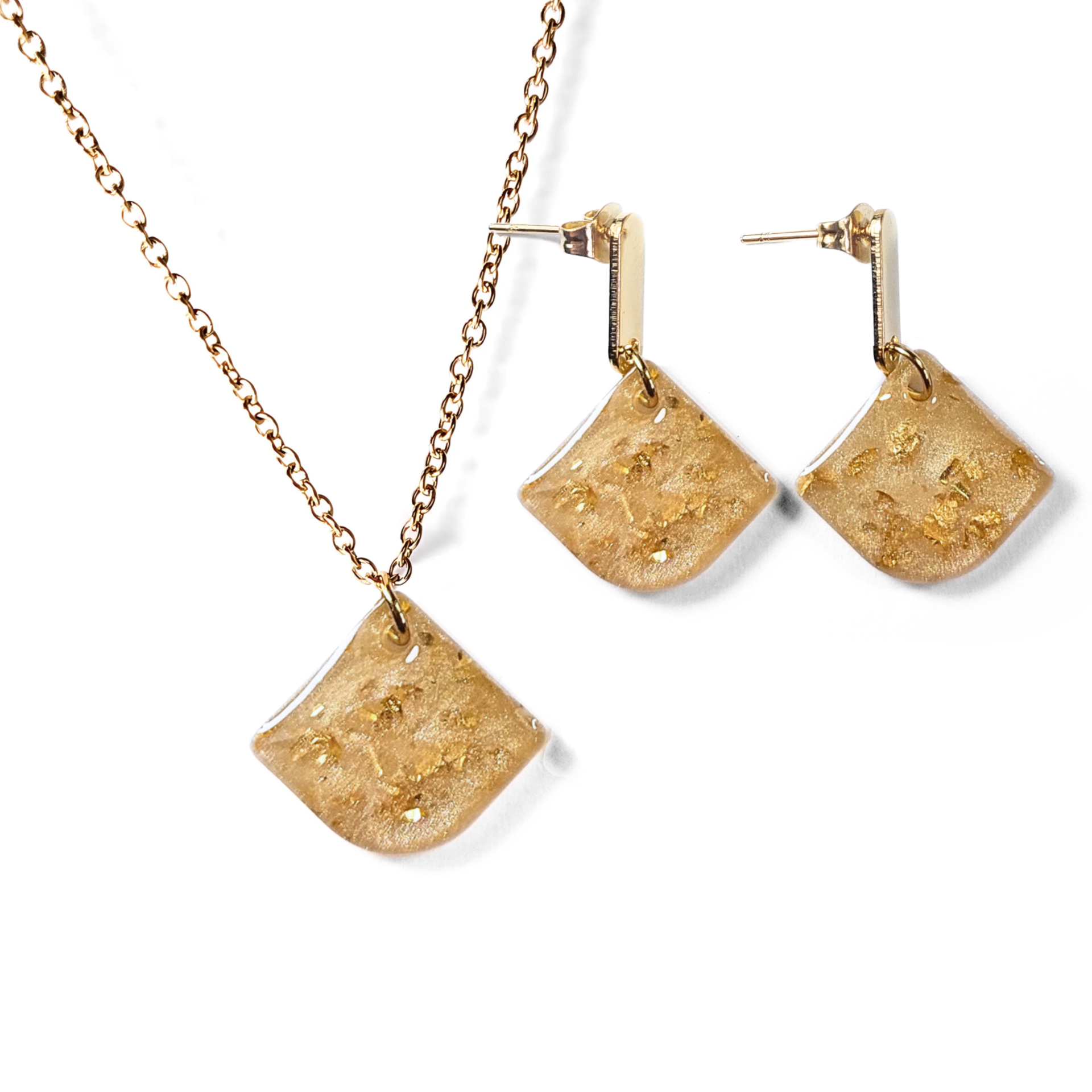 Conjunto de colar e brincos dourados com pingentes quadrados em resina translúcida