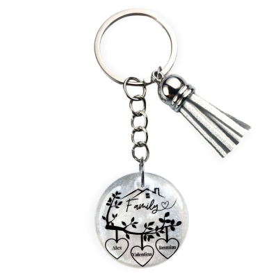 Porta-chaves redondo prateado com gravação 'Family' e nomes e tassel