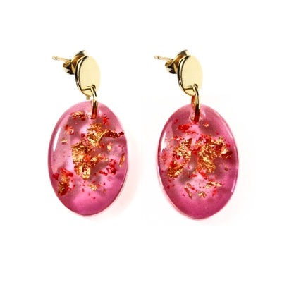 Brincos rosa oval com flocos dourados e base dourada.
