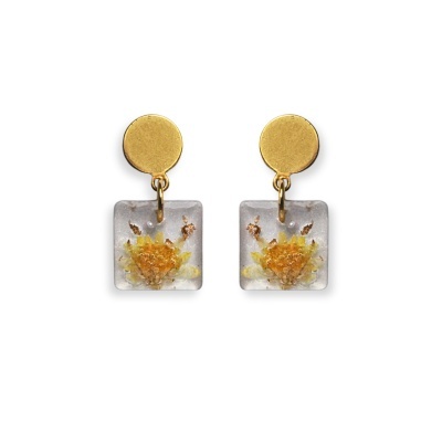 Brincos dourados com pendente quadrado transparente com flor amarela