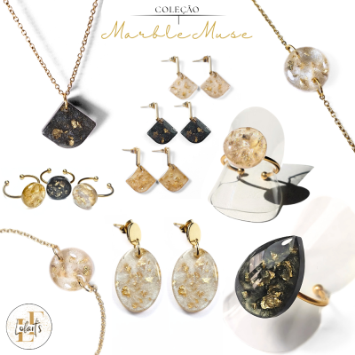 Coleção de joias Marble Muse com colares, brincos, pulseiras e anéis em resina marmorizada dourada e preta.