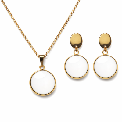 Conjunto de colar e brincos dourados com pendentes redondos brancos