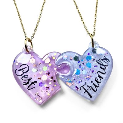 Colares com pendentes em forma de coração roxo e azul com glitter e texto