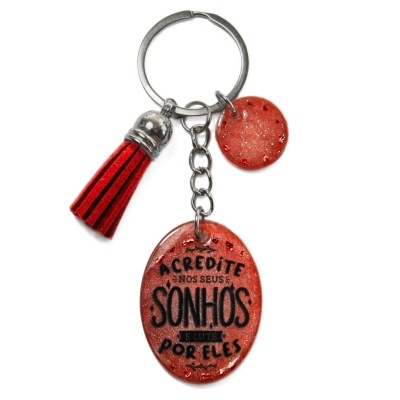 Porta-chaves com texto inspirador em pendente vermelho e tassel vermelho