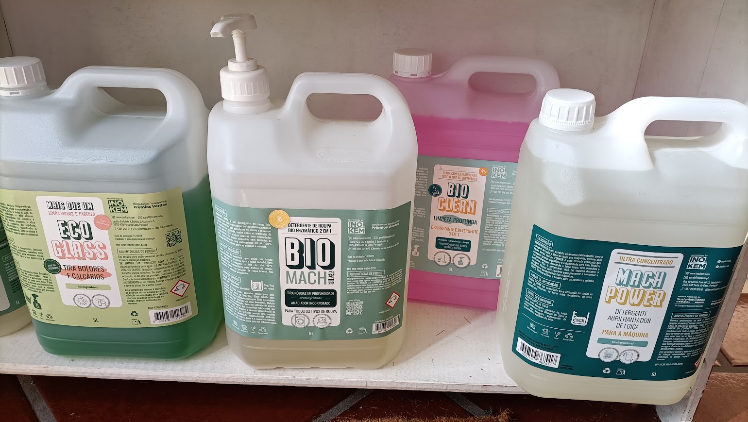 Recipientes plásticos de detergentes ecológicos INO KEM com diferentes rótulos e cores