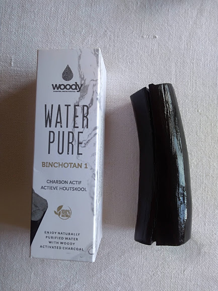 Produto de carvão ativado para purificação de água com embalagem branca e carvão ativado preto