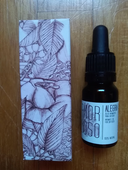 Frasco com conta-gotas óleo aromático ao lado de caixa com desenho de folhas