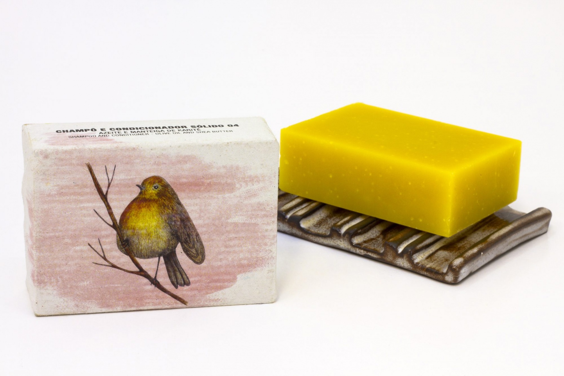barra de sabão amarela com embalagem branca ilustrada com pássaro
