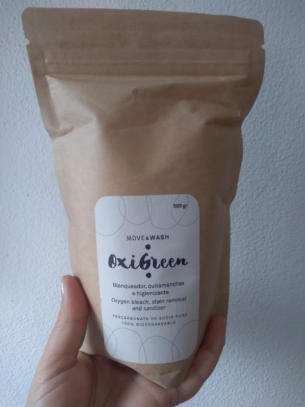 Pacote de papel castanho com etiqueta branca com texto e desenho simples.