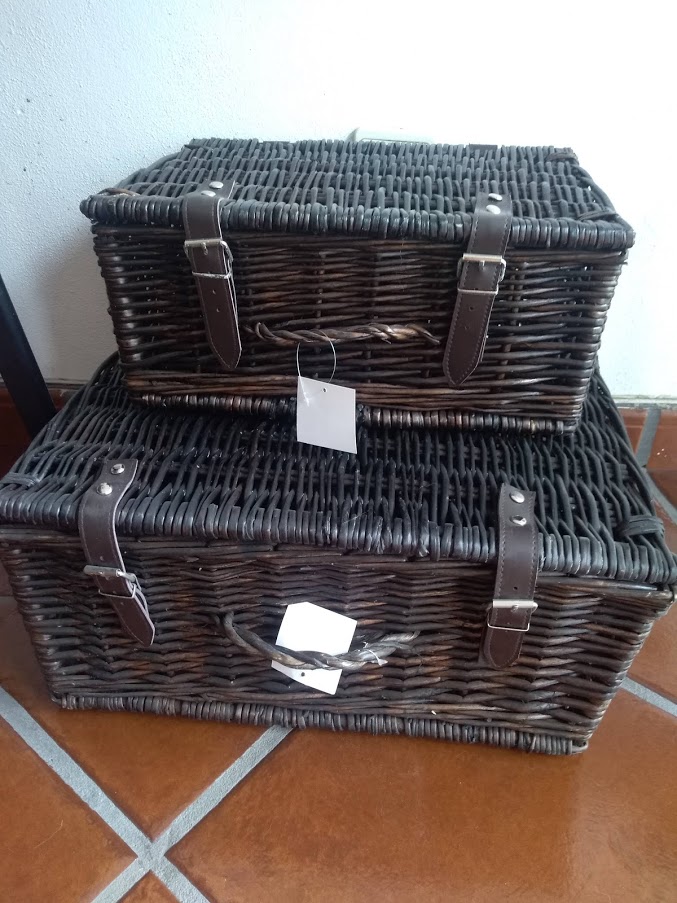 Duas cestas retangulares de verga castanha escura com correias em pele castanha empilhadas
