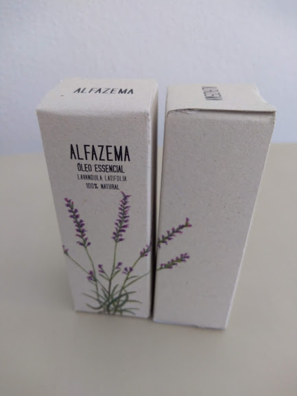 Caixas brancas de óleo essencial de alfazema com ilustração e texto