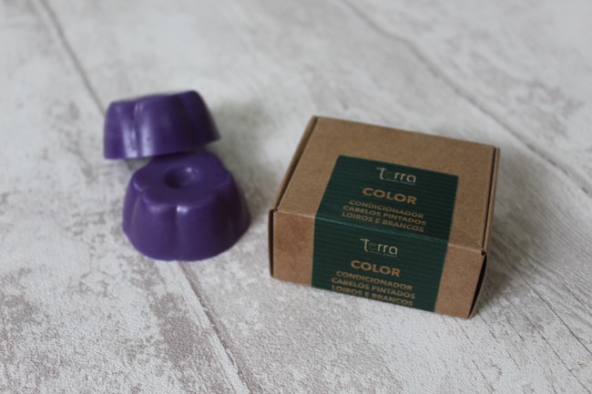 Sabonetes sólidos roxos e caixa de condicionador em cartão
