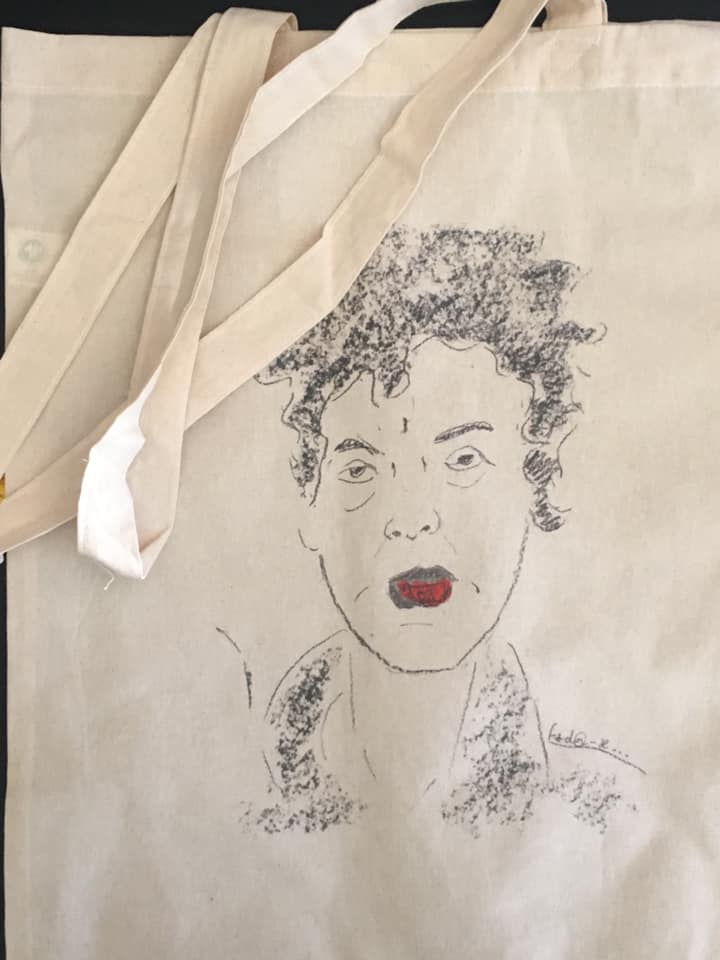 Saco de tecido cru com desenho de rosto em preto e lábios vermelhos