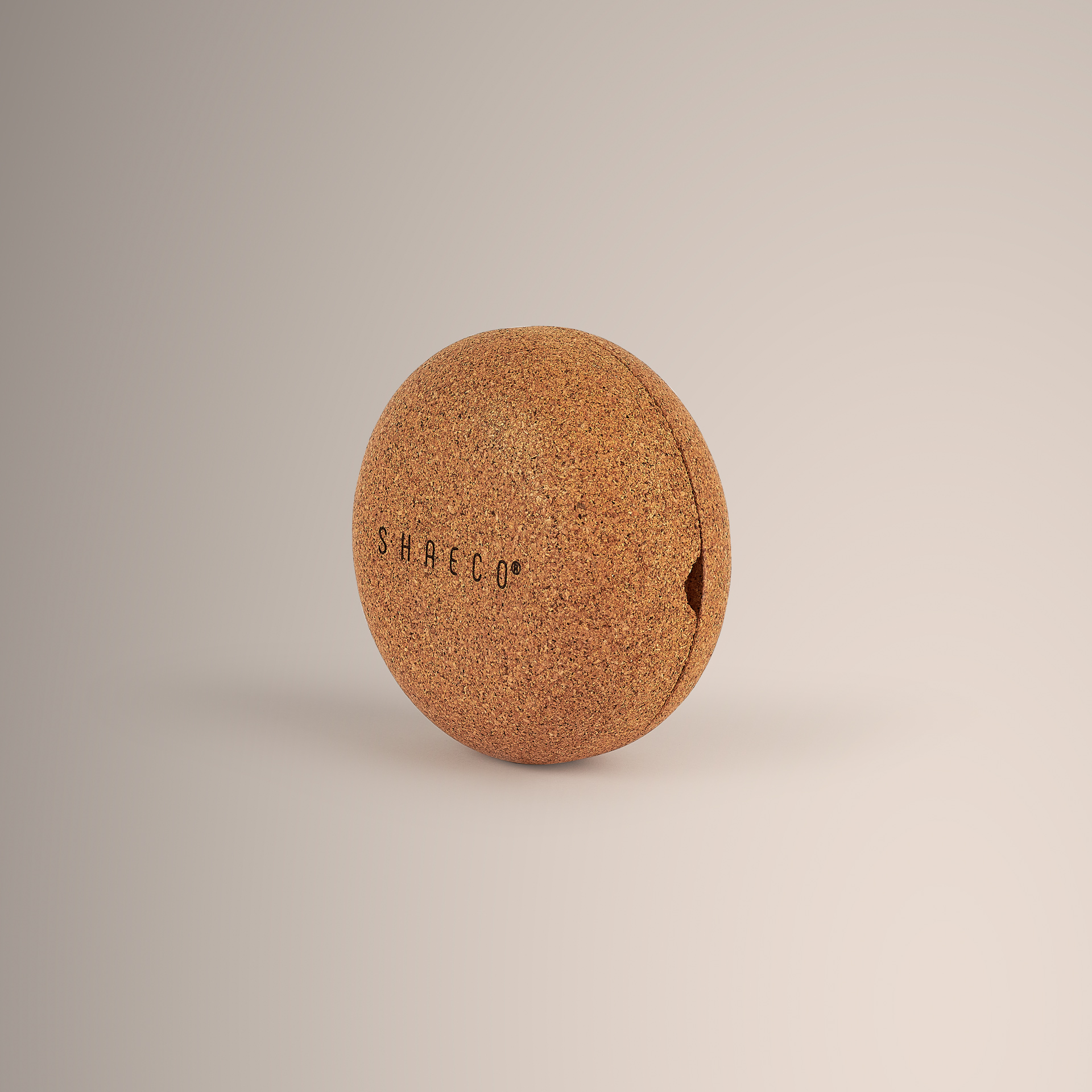 Bola de ioga de cortiça com marca SHAECO® e recorte lateral