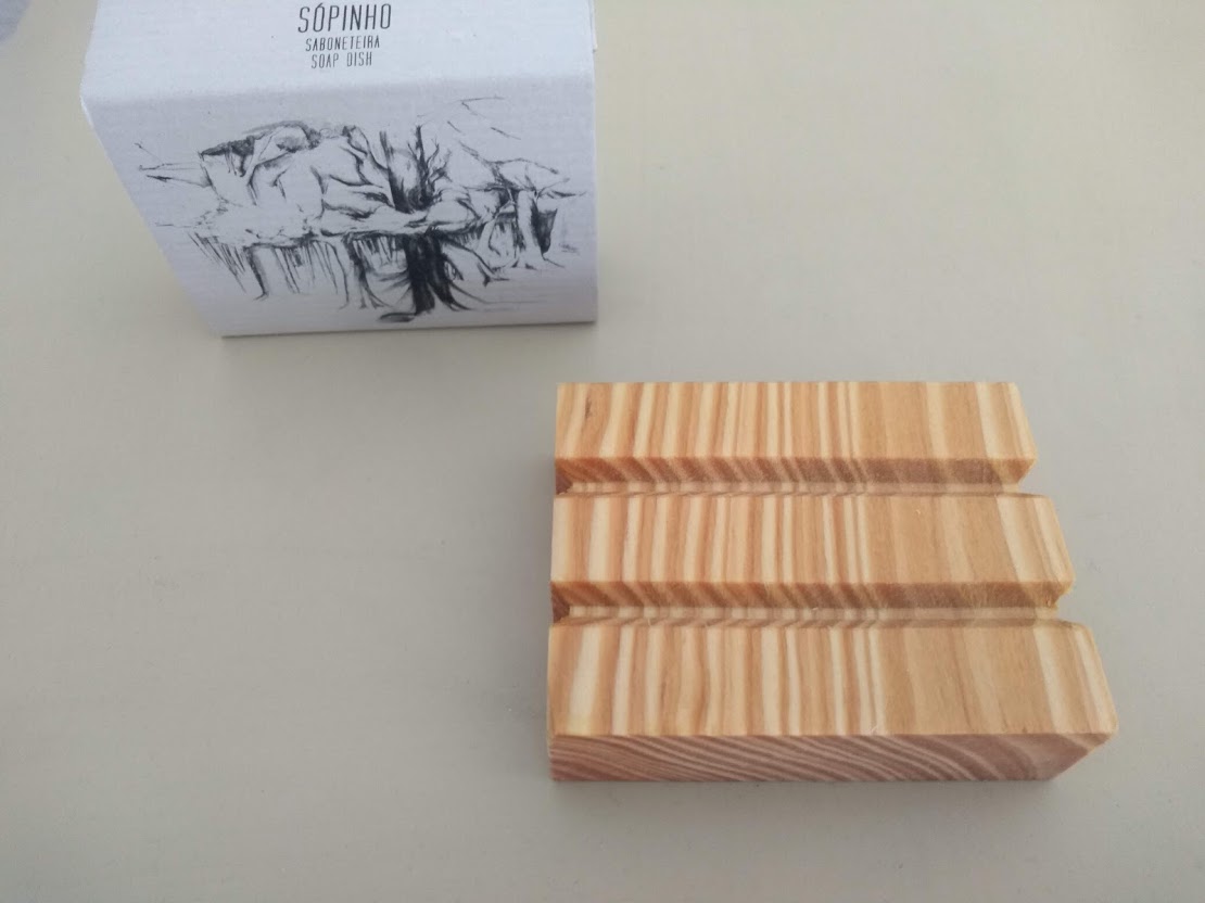 Suporte para sabonete em madeira com caixa branca e ilustração de árvore