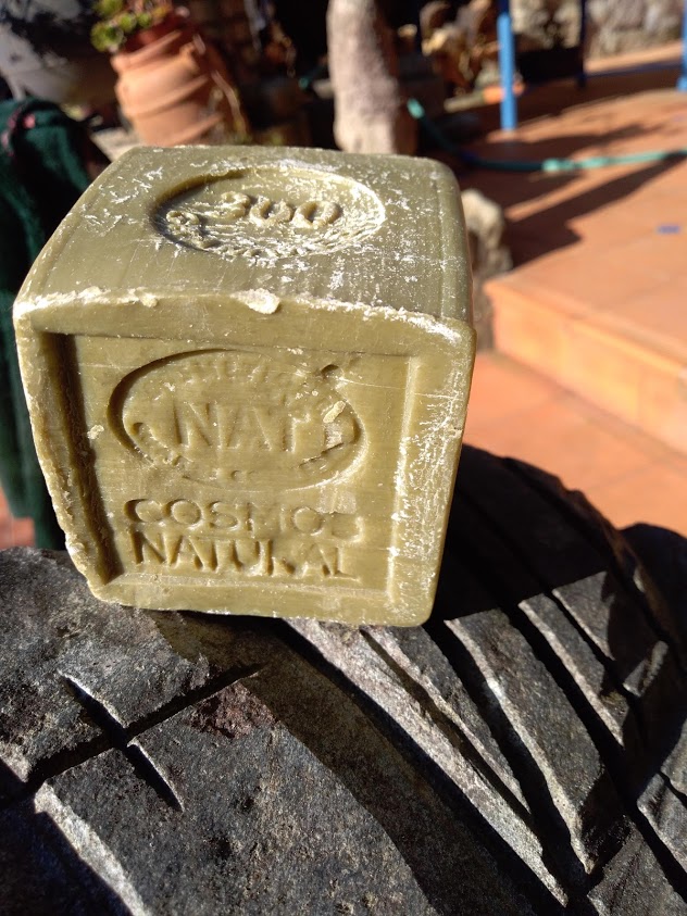 Bloco de sabonete verde com texto gravado em relevo