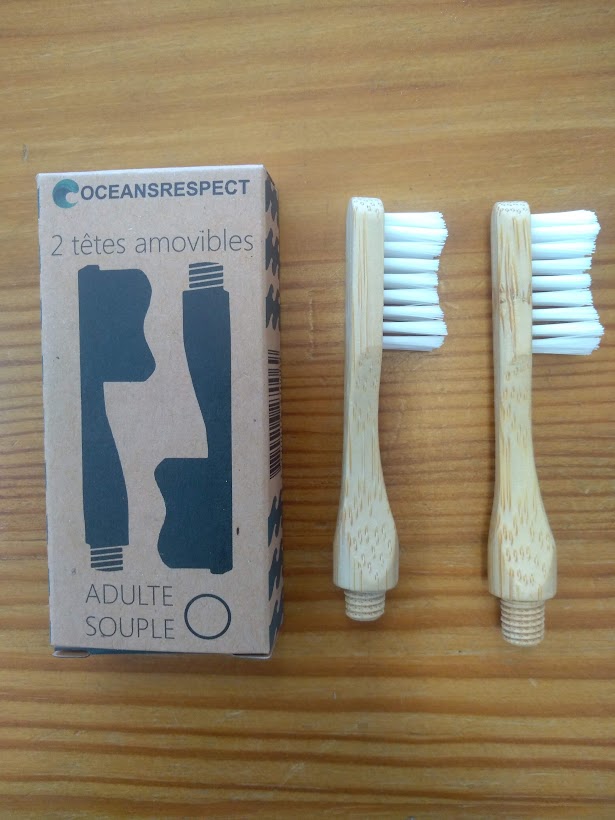 Cabeças de escova de dentes de madeira com embalagem de papel reciclado