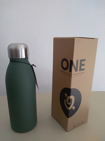 Garrafa térmica verde com tampa metálica e embalagem de cartão castanha