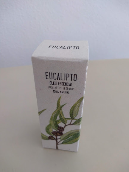 Caixa de óleo essencial de eucalipto com design natural e texto visível