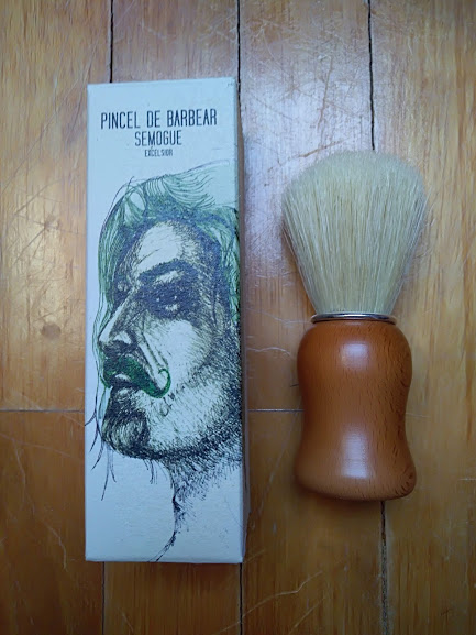 Pincel de barbear com cabo de madeira e embalagem com ilustração e texto