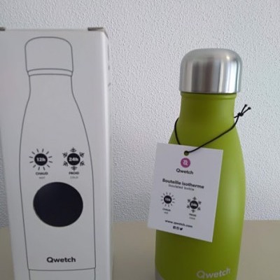 Garrafa isotérmica verde Qwetch com tampa prateada ao lado da caixa branca