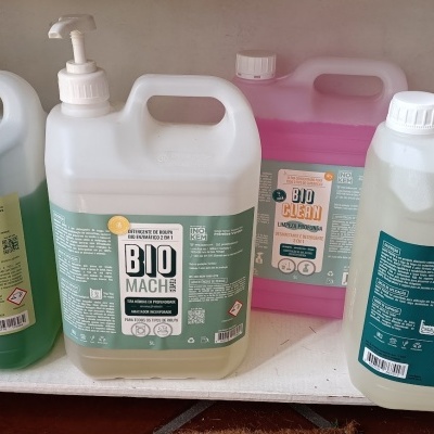 Recipientes plásticos de detergentes ecológicos INO KEM com diferentes rótulos e cores