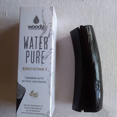 Produto de carvão ativado para purificação de água com embalagem branca e carvão ativado preto