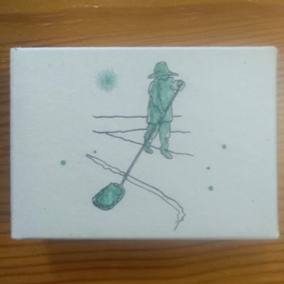 Caixa branca com ilustração de pessoa e vara em verde e preto