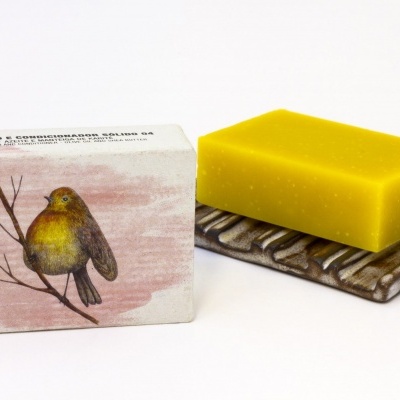 barra de sabão amarela com embalagem branca ilustrada com pássaro