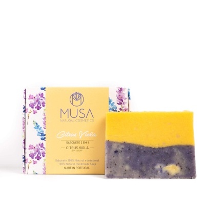 Sabonete 2 em 1 Citrus Viola da MUSA Natural Cosmetics com embalagem floral e sabonete amarelo e cinzento