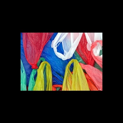 10 ideias para REDUZIR o consumo de plástico Sacolas plásticas coloridas penduradas