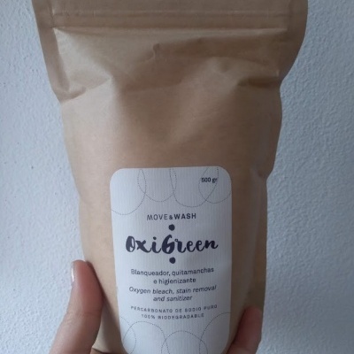 Pacote de papel castanho com etiqueta branca com texto e desenho simples.