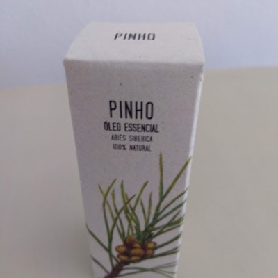 Embalagem branca de óleo essencial de pinho com ilustração de ramo de pinho