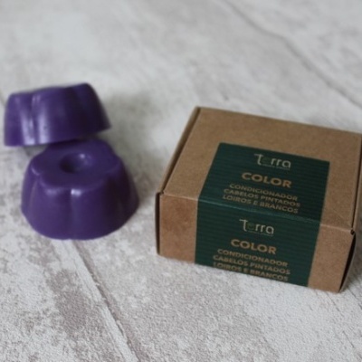 Sabonetes sólidos roxos e caixa de condicionador em cartão