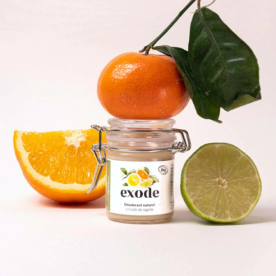 Frasco de desodorizante natural com frutas cítricas ao redor