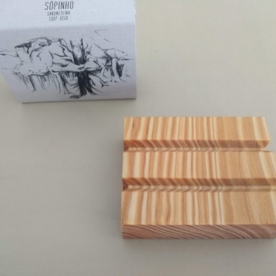 Suporte para sabonete em madeira com caixa branca e ilustração de árvore